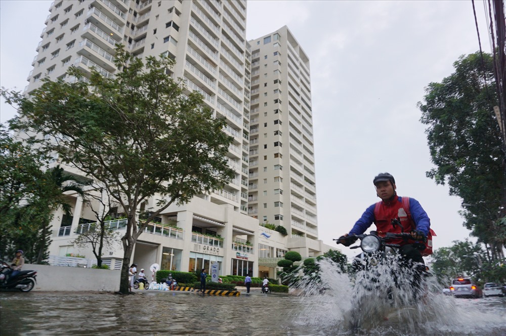 Khu nhà giàu Thảo Điền đang có tốc độ đô thị hóa nhanh với những dãy biệt thự, chung cư mọc lên san sát. Mật độ xây dựng cao dần gây áp lực lên hạ tầng nơi đây khiến ngập nước, kẹt xe thường xuyên xảy ra.