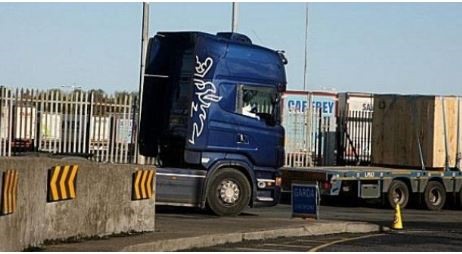 Chiếc xe tải đã chở container chứa 39 thi thể tới cảng Zeebrugge, Bỉ trước khi container được đưa lên phà vào Anh. Ảnh: Irish Times.