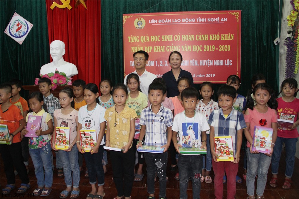 LĐLĐ tỉnh Nghệ An tổ chức tặng quà cho học sinh vượt khó học giỏi. Ảnh: TĐ