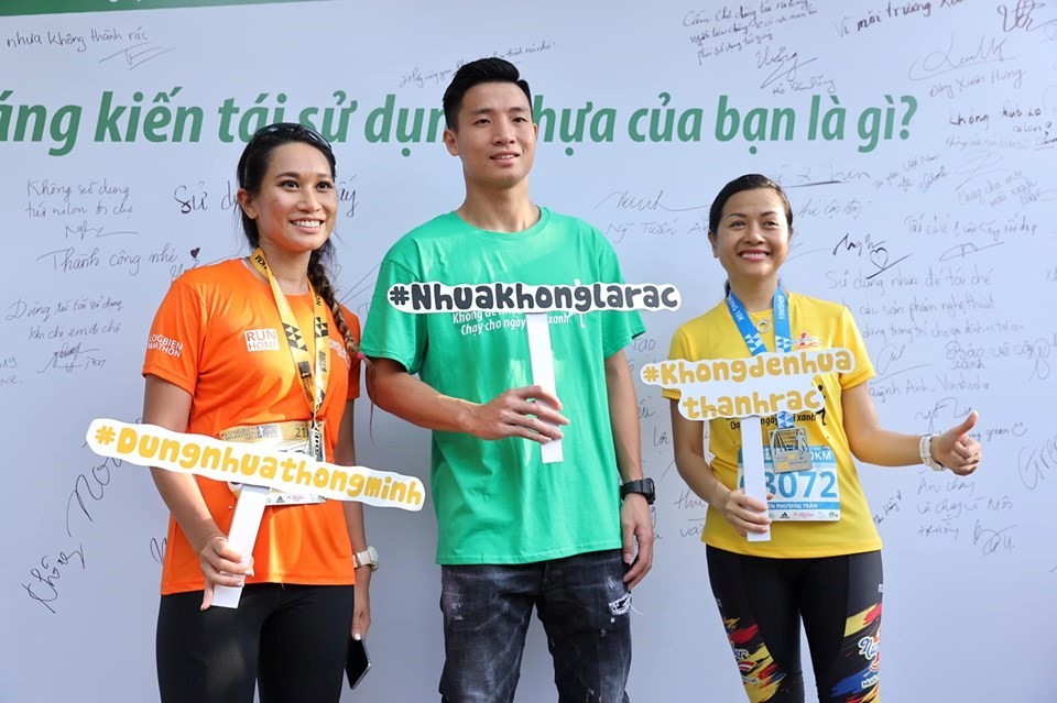 Cầu thủ Bùi Tiến Dũng cũng bất ngờ xuất hiện tại giải Long Biên Marathon và kêu gọi bảo vệ môi trường.