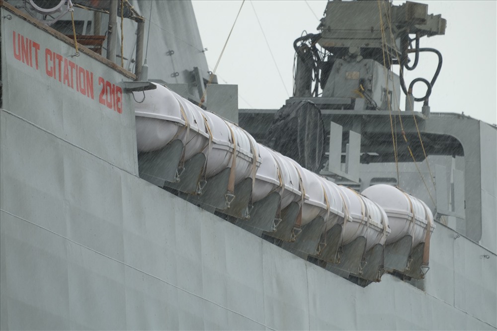 Cùng một số trang thiết bị trên tàu INS SAHYADRI.