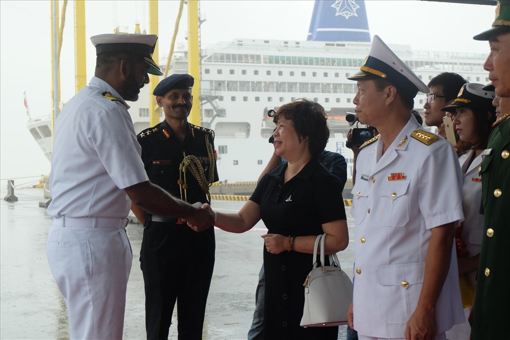 Đón thủy thủ tàu tại cảng Tiên Sa, có đại diện lãnh đạo Sở Ngoại vụ TP Đà Nẵng, Cục Đối ngoại (Bộ Quốc phòng), đại diện Quân Khu 5, Bộ Tư lệnh Vùng 3 hải quân, Bộ đội biên phòng TP…cùng các lãnh đạo Sở ngành liên quan.