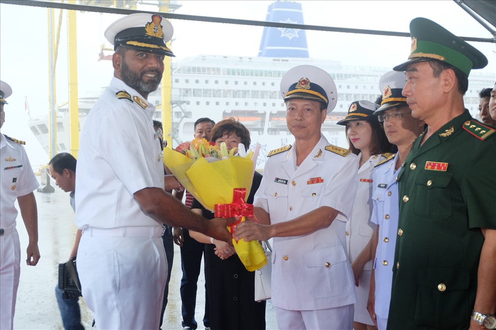 Đại diện Bộ tư lệnh Vùng 3 hải quân tặng hoa cho lực lượng thủy thủ tàu  INS SAHYADRI.