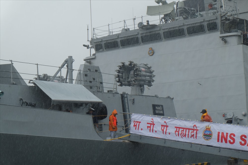 Tàu INS SAHYADRI là lớp tàu tàng hình hiện đại nhất của Ấn Độ. Trong đó, tàu được trang bị hệ thống tên lửa chống tàu tầm xa, tên lửa đất đối không tầm ngắn và tầm trung Clup, Sthil cùng các loại súng như AK 630…