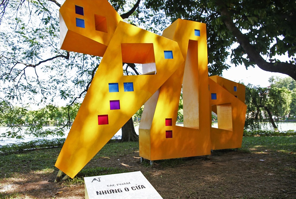 Một tác phẩm khác trong số 6 tác phẩm của nhóm tác giả Nhà điêu khắc (NĐK) Mai Thu Vân, NĐK Nguyễn Ngọc Lâm và Kiến trúc sư Đỗ Anh Tuấn nhân kỉ niệm 65 năm giải phóng Thủ đô (10.10.2019) .