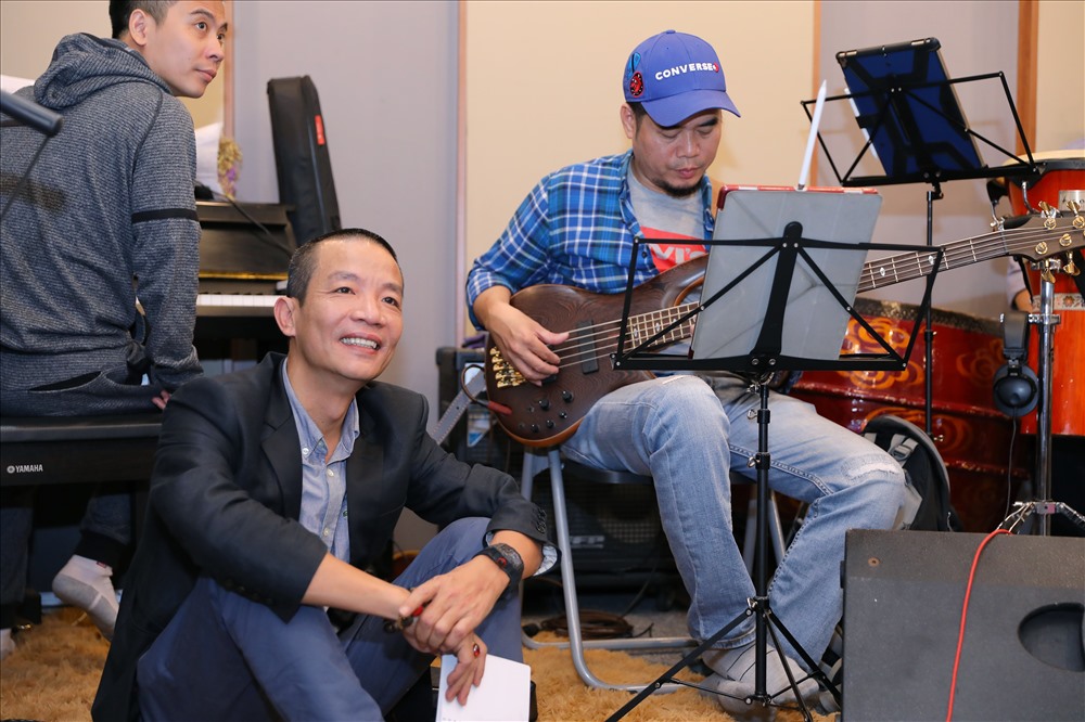 Nhạc sĩ Nguyễn Vĩnh Tiến tập trung bàn bạc, tập luyện cùng êkip trước liveshow. Ảnh: NVCC.