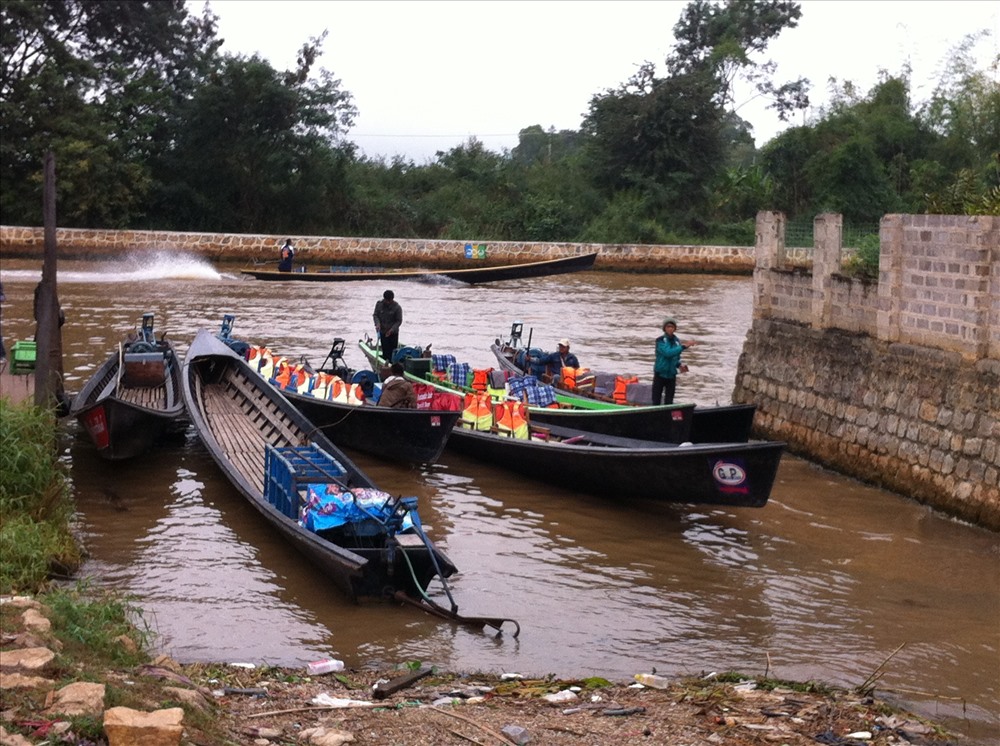 Thuyền máy, phương tiện duy nhất để khám phá hồ Inle (ảnh N.T.H)