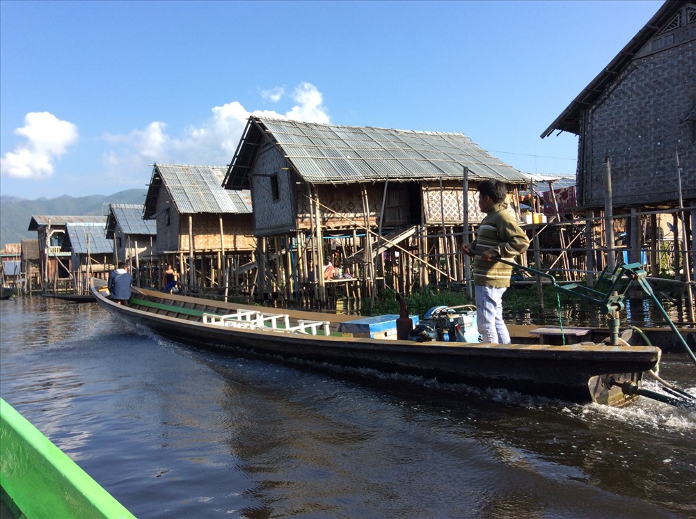 Những ngôi làng chồ trên hồ Inle cũng là một loại “đặc sản” giành cho du khách (ảnh N.T.H)