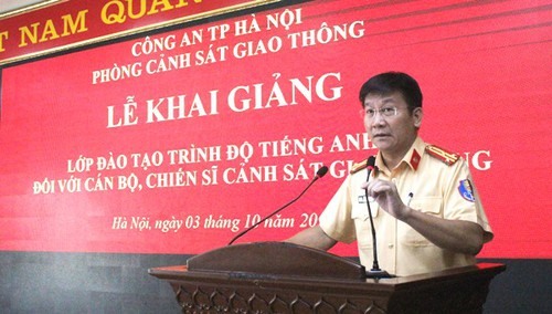 Thượng tá Phạm Văn Hậu, Phó trưởng Phòng CSGT - CATP Hà Nội yêu cầu các học viên thực hiện nghiêm túc các quy định liên quan đến học tập, để có kết quả cao nhất. Ảnh CAHN