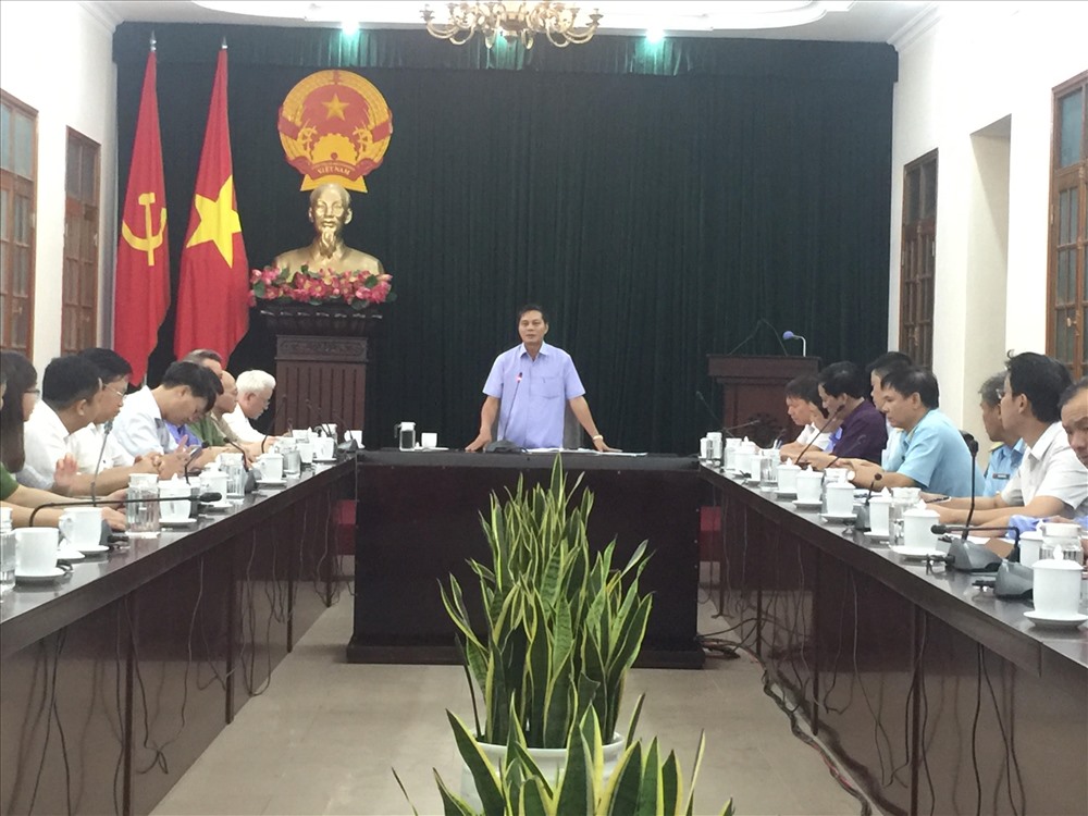 Ông Nguyễn Văn Tùng chỉ đạo tại cuộc họp giải quyết việc giang hồ chiếm đất