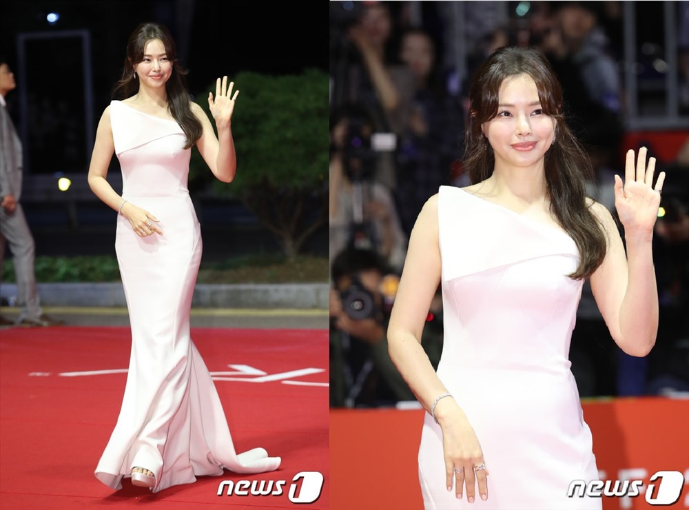 “Hoa hậu Hàn đẹp nhất thế giới” Honey Lee tươi trẻ với chiếc váy đuôi cá trơn đơn giản. Ảnh: News1.