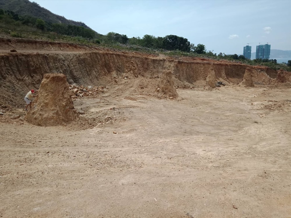 Sau khi chính quyền tỉnh Khánh Hòa ra lệnh tạm dừng để rà soát quy hoạch, nhiều dự án trên núi Cô Tiên (Nha Trang, Khánh Hòa) đào lên rồi bỏ đó. Ảnh: Nhiệt Băng