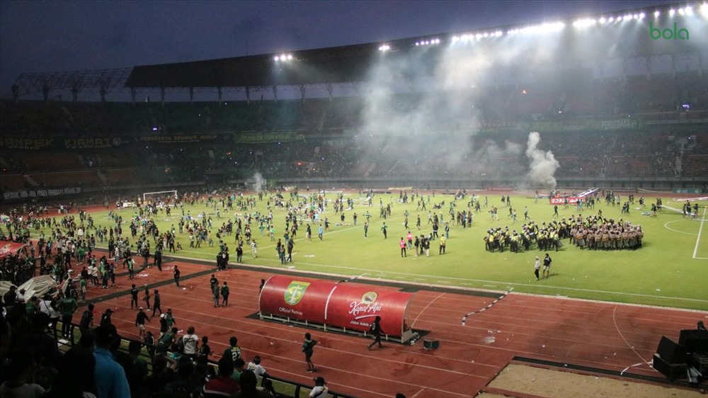 Cảnh hỗn loạn trên sân của câu lạc bộ Persebaya Surabaya. Ảnh: Bola