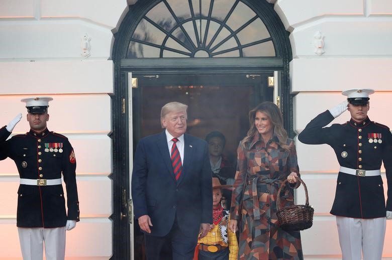 Tổng thống Mỹ Donald Trump và Đệ nhất phu nhân phát kẹo tiếp đãi các vị khách “nhí“. Ảnh: Reuters