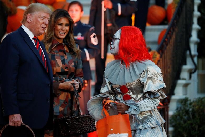 Tổng thống Mỹ đã dành buổi tối 28-10 để tiếp đón những vị khách “nhí” nhân dịp Halloween. Ảnh: Reuters