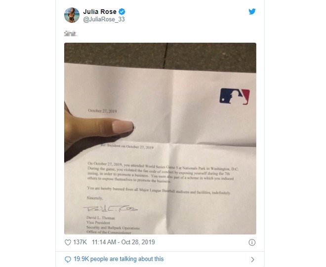 Rose khoe lá thư của ban tổ chức giải bóng chày