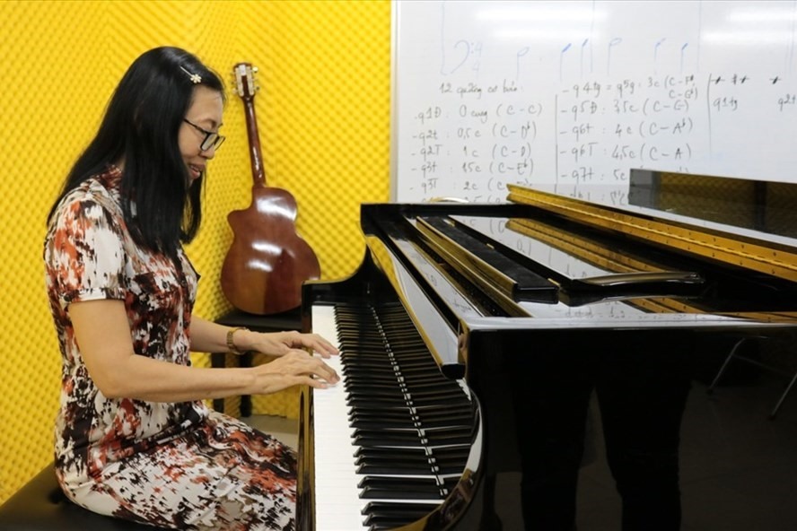 Bà Đào Thị Thư (61 tuổi) có đam mê với âm nhạc . Ảnh: Anh Nhàn