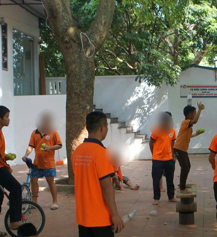 Các em nhỏ bị tự kỷ tại trung tâm Tâm Việt trong một buổi tập. Ảnh: Cắt từ clip