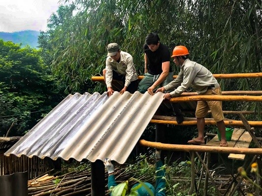 Anh cùng những người hàng xóm tốt bụng giúp gia đình ông Việt dựng chuồng bò.