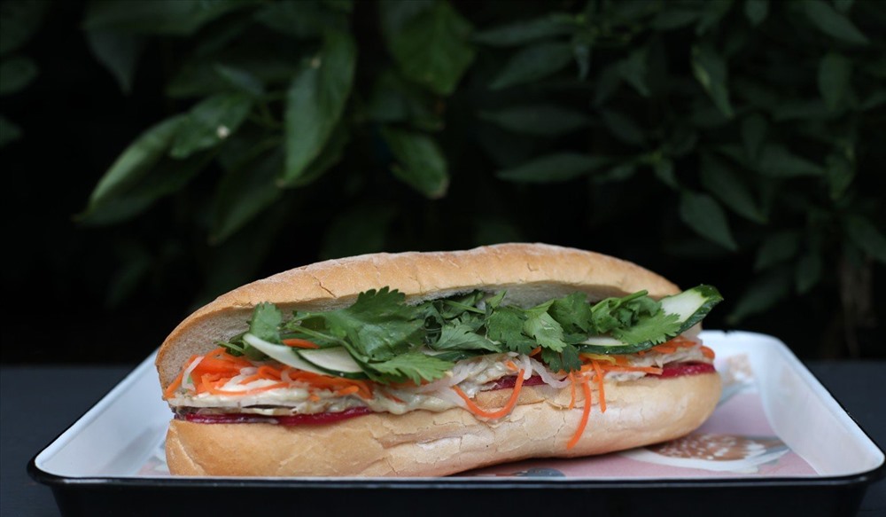Chiếc bánh mì Việt Nam được bán ở cửa hàng của Theign Yie Phan. Ảnh: SCMP
