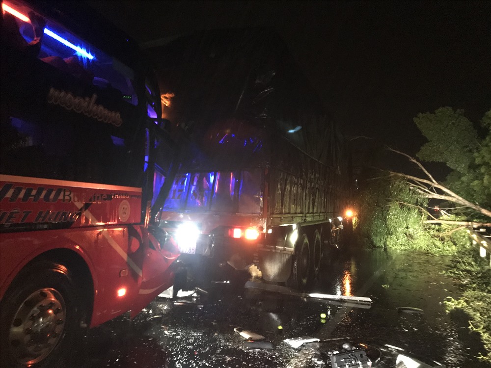 Khoảng 11 giờ 30 phút, một vụ tai nạn đã xảy ra trên đường tránh QL 1A địa phận huyện Đức Phổ, Quảng Ngãi. Ảnh: Thanh Chung