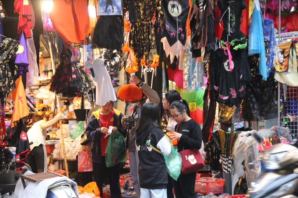 Nhiều bạn trẻ tranh thủ ghé thăm phố Hàng Mã sau giờ học để chọn đồ trang trí Halloween