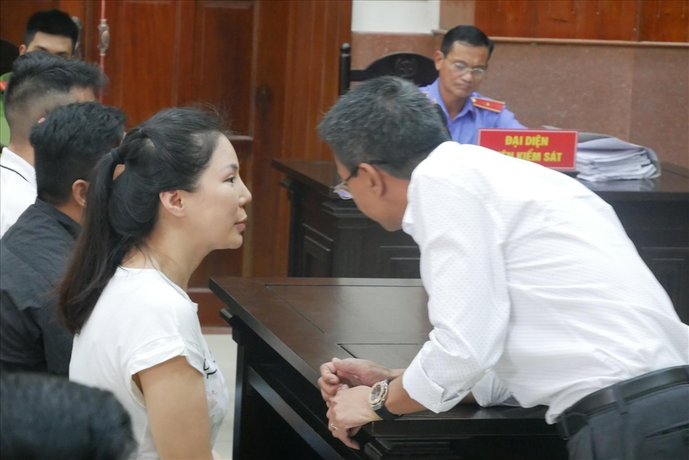 Bà Vũ Thuỵ Hồng Ngọc trao đổi với luật sư trong sáng 31.10