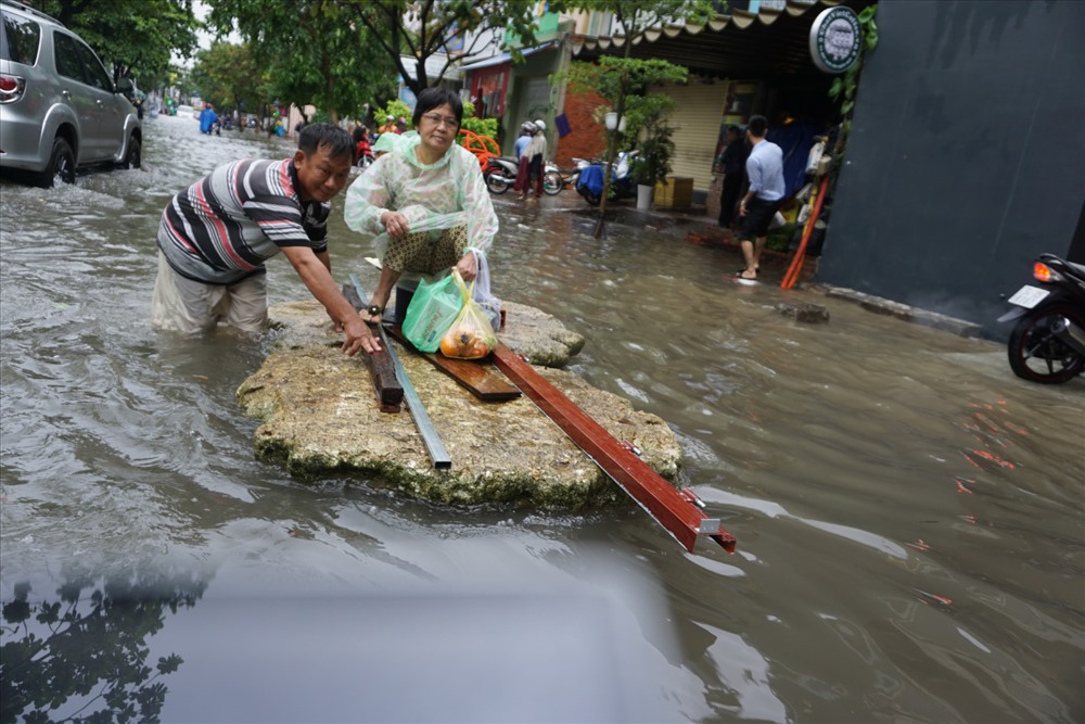Nước ngập sâu khu nhà giàu Thảo Điền (quận 2) khiến người dân phải chế bè xốp đi lại. Ảnh: MINH QUÂN