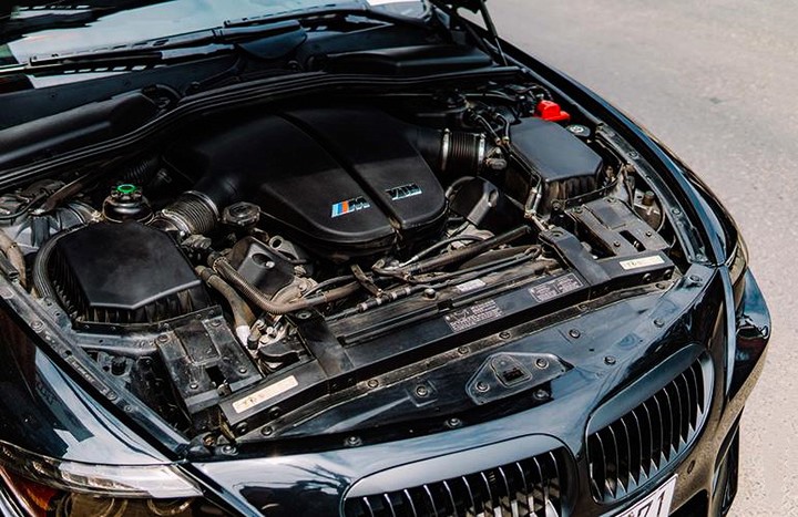 Nguyên bản BMW M6 trang bị động cơ 5 lít V10 cho công suất 507 mã lực tại vòng tua máy 7.750 vòng/phút, mô-men xoắn cực đại 520 Nm tại vòng tua máy 6.100 vòng/phút. M6 mất khoảng 4,4 giây để tăng tốc lên 100 km/h từ vị trí đứng yên. Tốc độ tối đa giới hạn ở mức 250 km/h.