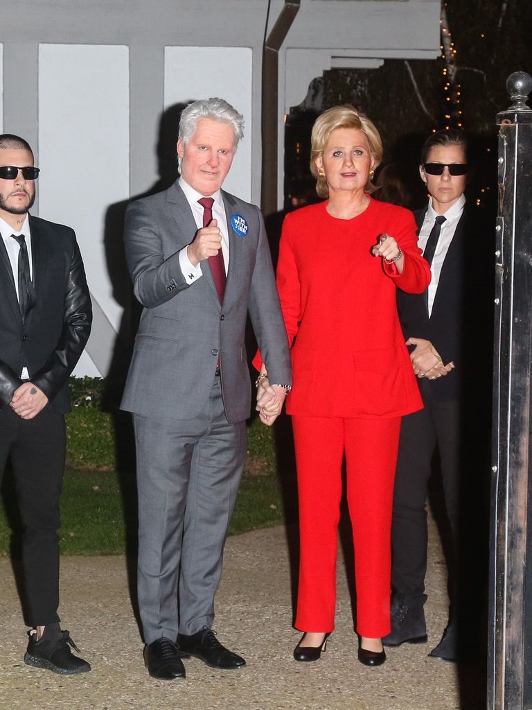 Bộ trang phục hóa trang thành Hilary Clinton của Katy Perry. Ảnh: Cosmopolitan