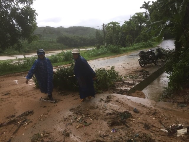 Lực lượng Phòng chống thiên tai xã Sơn Thành, huyện Sơn Hà (Quảng Ngãi) hỗ trợ các hộ dân thôn Gò Ra khắc phục hậu quả bão 5 Matmo. Ảnh: Phùng Tô Long
