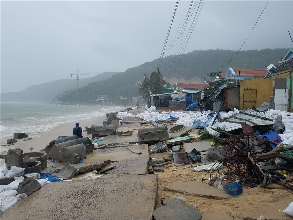 Kè biển trên địa bàn xã Nhơn Hải (TP Quy Nhơn) bị đánh sập đe dọa cuốn theo hàng chục nhà dân. Ảnh: Nguyễn Tri