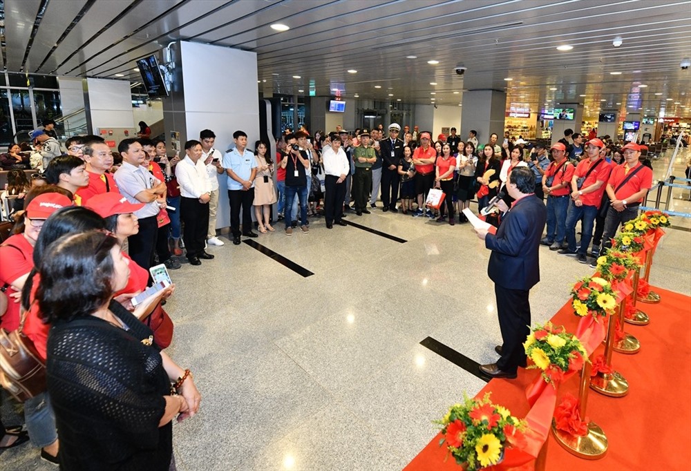 Hành khách xếp hàng làm thủ tục trong chuyến bay đầu tiên kết nối Đà Nẵng và Tokyo.
