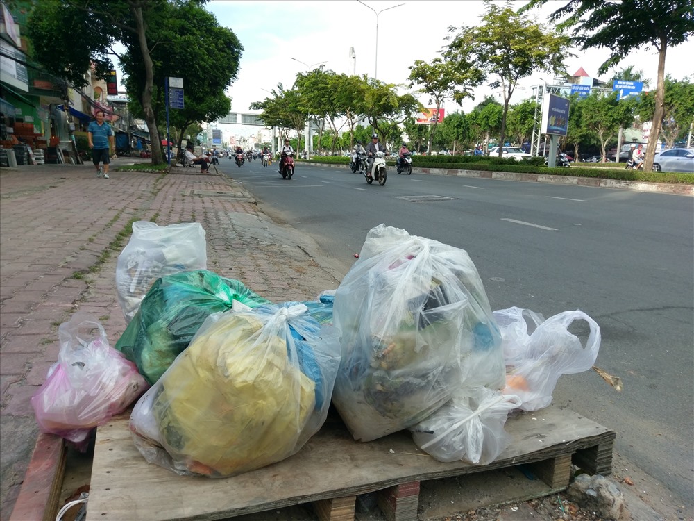 Dù quy định các hộ dân đưa rác từ nhà ra đường theo giờ nhưng nhiều nơi rác vẫn được mang ra vỉa hè bất kể giờ giấc, gây mất mỹ quan và mất vệ sinh.