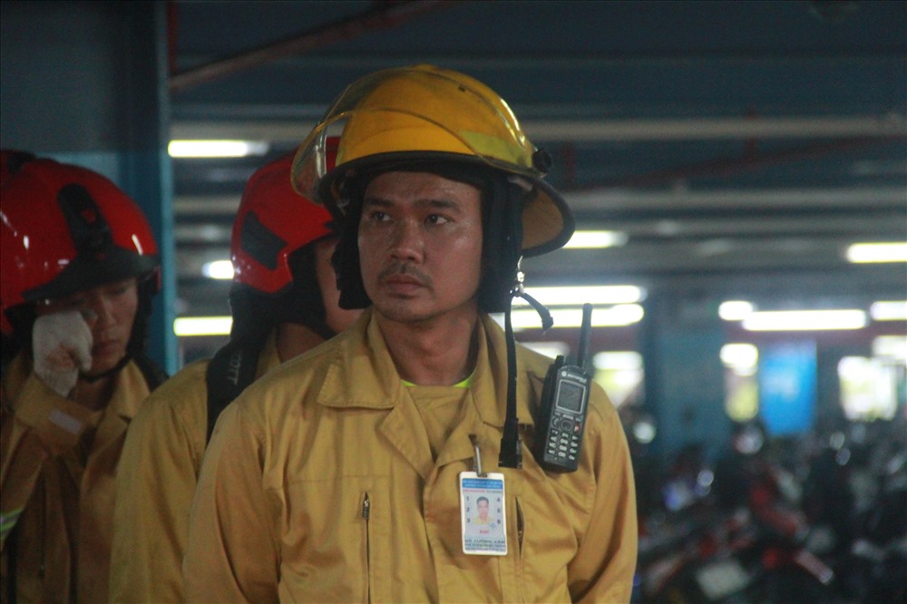 Lực lượng PCCC và cứu nạn, cứu hộ mặc trang phục bảo hộ chuẩn bị vào diễn tập.