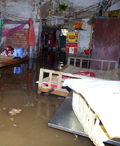 Tuy nhiên, chỉ vài giờ sau, nước lại ngập tràn gây ảnh hưởng đến gần 100 hộ dân (ảnh Nhật Hồ)