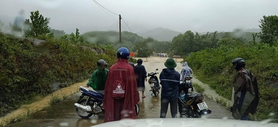 Đập tràn tại xã Hương Phong (huyện A Lưới) nước lũ dâng cao khiến nhiều tuyến đường vào các thôn trong xã đi lại gặp khó khăn.