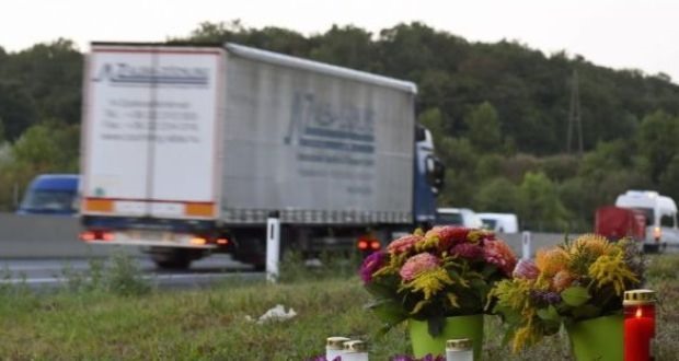 Vào tháng 8.2015, chiếc xe tải bị bỏ rơi chứa 71 người di cư đã chết được tìm thấy bên cạnh đường cao tốc ở Nickelsdorf, Áo. Ảnh: EP