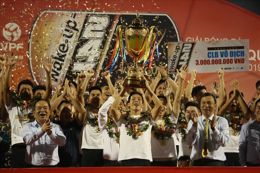 Văn Quyết nâng cúp vô địch V.League 2019. Ảnh: Hoài Thu