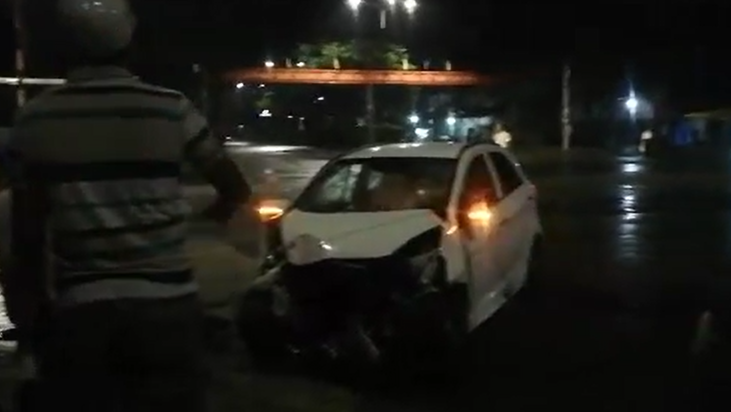 Xe ô tô 4 chỗ hư hỏng nặng, 1 người trên xe bị thương nặng được đưa đi cấp cứu.
