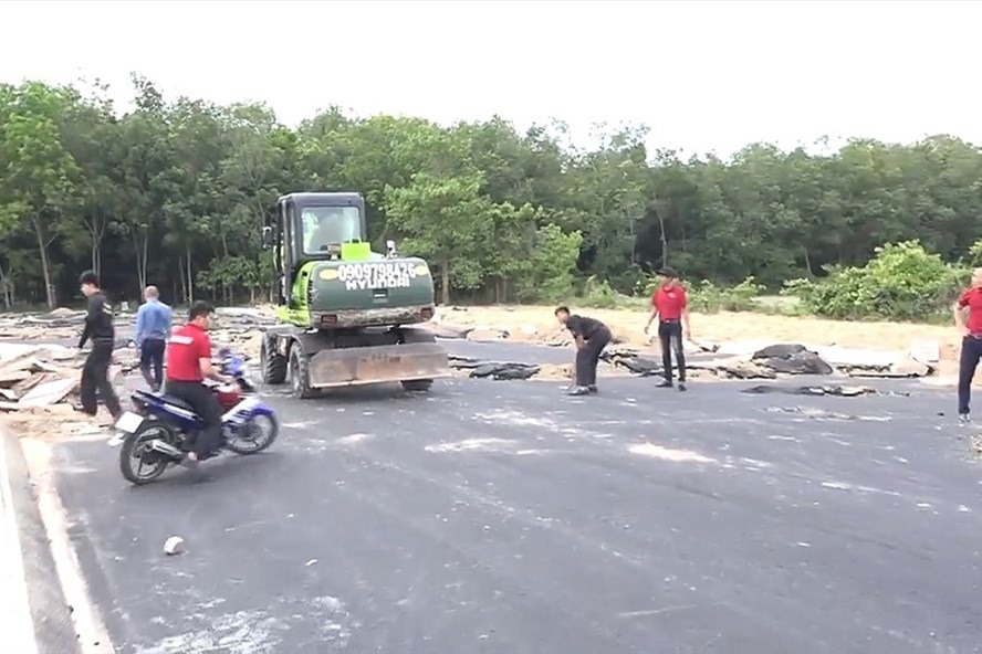 Nhân viên Alibaba hung hăng chống đối và đập phá phương tiện của đoàn cưỡng chế vào tháng 6.2019 tại xã Tóc Tiên, thị xã Phú Mỹ (ảnh cắt từ clip).