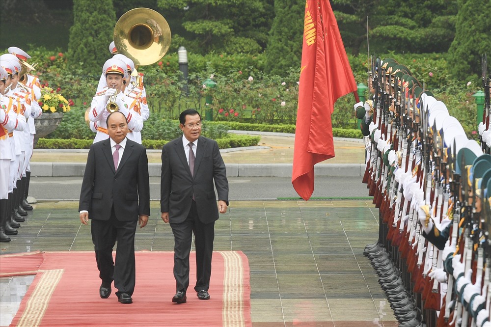 Thủ tướng Nguyễn Xuân Phúc và Thủ tướng Campuchia Hun Sen trong lễ đón tại Phủ Chủ tịch sáng 4.10. Ảnh: Sơn Tùng.