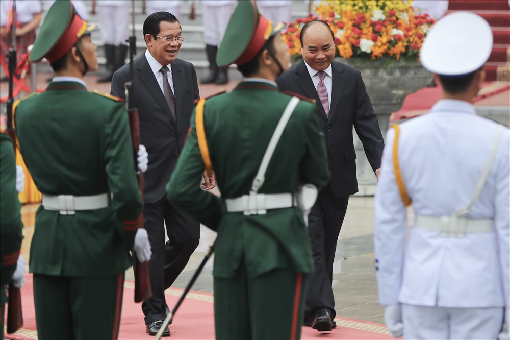 Thủ tướng Nguyễn Xuân Phúc và Thủ tướng Campuchia Hun Sen trong lễ đón tại Phủ Chủ tịch sáng 4.10. Ảnh: Sơn Tùng.