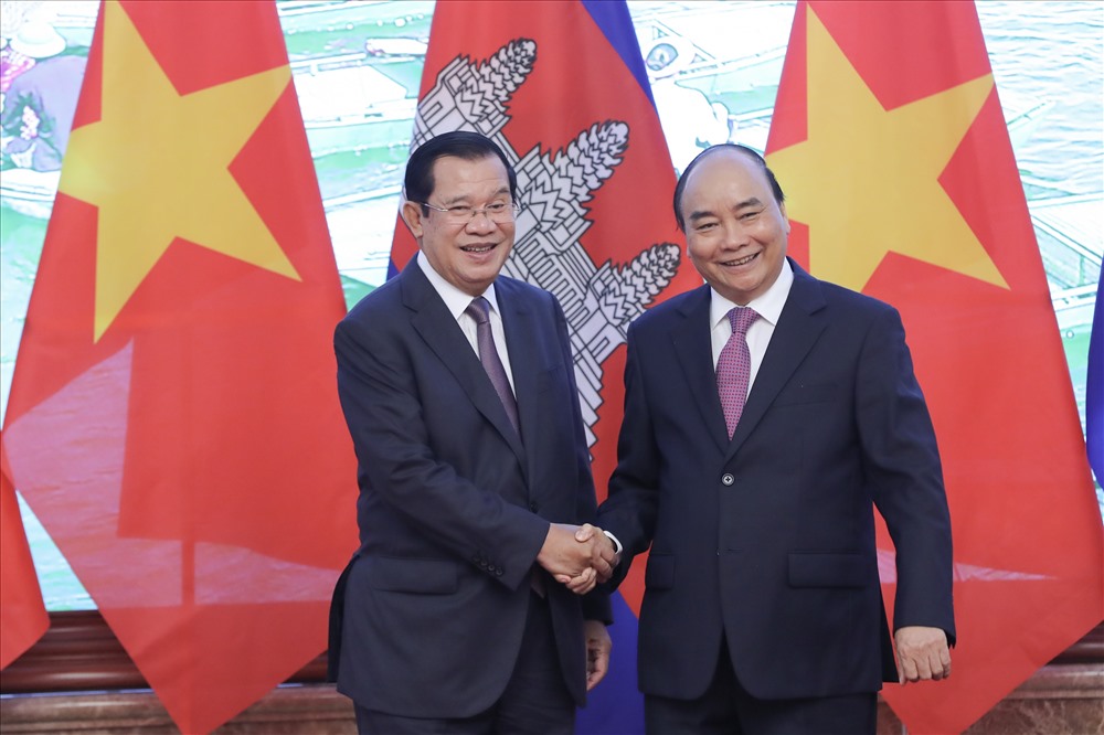 Thủ tướng Nguyễn Xuân Phúc và Thủ tướng Campuchia Samdech Techo Hun Sen trước khi bước vào phòng hội đàm. Ảnh: Sơn Tùng.