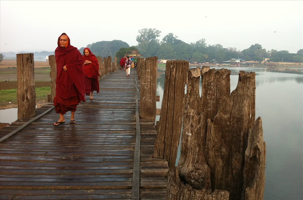 Tới Mandalay, du khách không thể bỏ qua chương trình ngắm hoàng hôn trên cầu gỗ U Bein ở ngoại ô. (ảnh N.T.H)