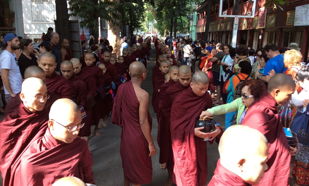 Cúng dường trai tăng tại Tu viện Mahadayon diễn ra hàng ngày, thu hút hàng trăm tín đồ trong và ngoài nước. (ảnh N.T.H)