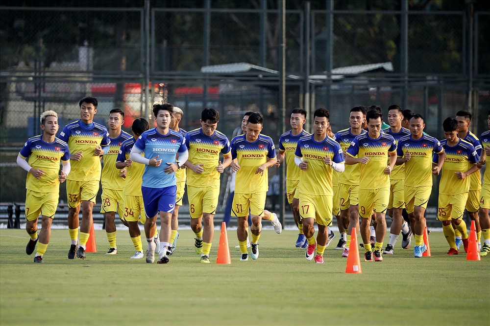 Đội tuyển Việt Nam còn lại 25 cầu thủ. Số này cũng sẽ được chốt lại danh sách 23 cầu thủ trước trận đấu với Malaysia.  Ảnh: H.A