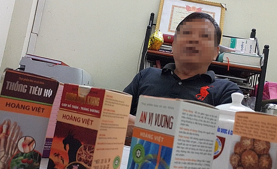 Ông Phạm Việt Hoàng giới thiệu những sản phẩm của mình với PV Báo Lao Động. Ảnh cắt từ clip.