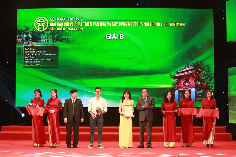 Nhóm phóng viên Báo Lao Động nhận giải