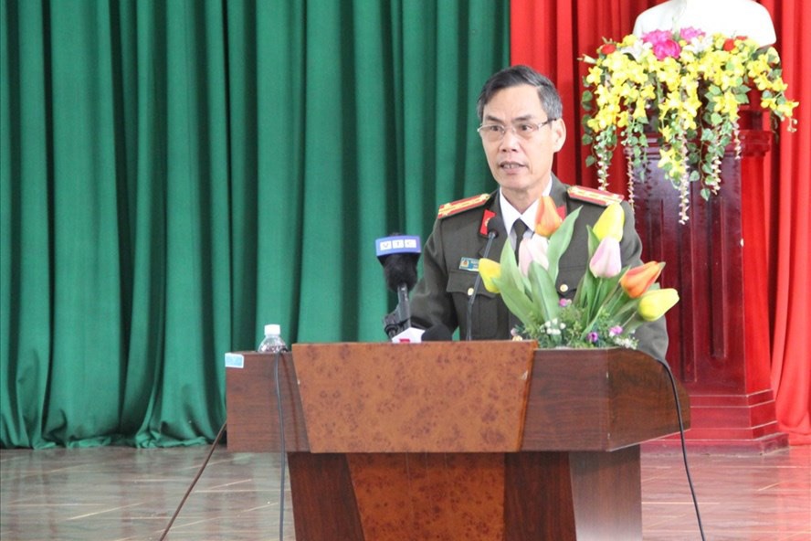 Đại tá Nguyễn Thế Lực thay mặt Công an tỉnh Đắk Lắk xin lỗi gia đình ông Nguyễn Lâm Sáu vì để ông bị oan sai trong nhiều năm qua (ảnh phải).